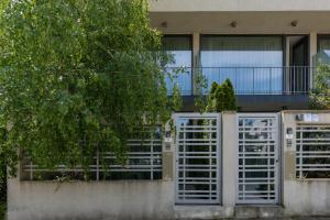 un grupo de puertas blancas frente a un edificio en Apartamente AIFEN, en Eforie Nord