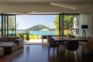 Sala de estar con mesa y vistas al océano en Haus Sommerfrische, en Weyregg