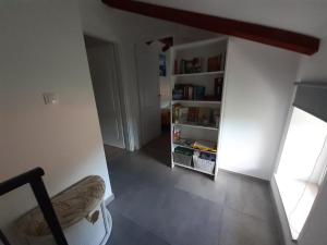 Knihovna v apartmánu