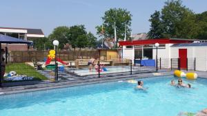 eine Gruppe von Menschen in einem Schwimmbad in der Unterkunft Modern Vacation home - Near the Wadden Sea in Tzummarum