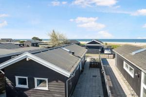 una vista aérea de una casa y de la playa en Summerhouse Just A Stones Throw From The Waters Edge, en Karrebæksminde