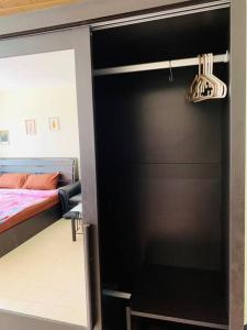 Un armario negro en un dormitorio con cama en For rent condo popular T8 fl9 en Thung Si Kan