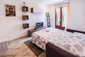 1 dormitorio con 1 cama con mesa y ventana en Fiordaliso Home Santa Margherita Ligure, en Santa Margherita Ligure