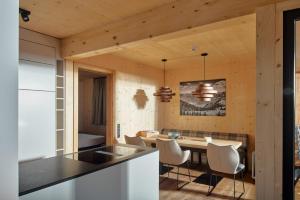 Köök või kööginurk majutusasutuses Alm-Lodges Montafon by Pferd auf Wolke
