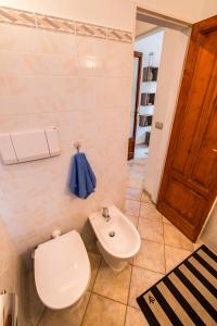 y baño con aseo y lavamanos. en Fiordaliso Home Santa Margherita Ligure, en Santa Margherita Ligure