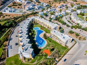 - une vue aérienne sur un complexe avec une piscine dans l'établissement #010 Kid-Friendly, Super Pool in Private Condo, à Albufeira