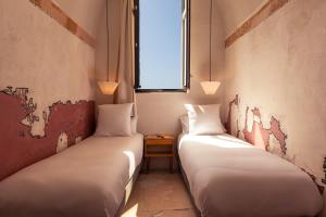 Postel nebo postele na pokoji v ubytování Hôtel La Prison