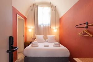 Postel nebo postele na pokoji v ubytování Hôtel La Prison