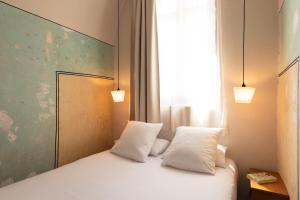 Postel nebo postele na pokoji v ubytování Hôtel La Prison