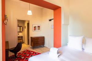 Postel nebo postele na pokoji v ubytování Hôtel La Prison