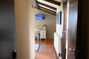 A television and/or entertainment centre at Hotel Spa Gametxo