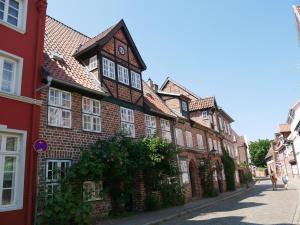 リューネブルクにあるStay Hygge - Zentrales Altstadt-Apartment in Lüneburg mit kostenfreiem Parkplatzの時計付きのレンガ造りの建物