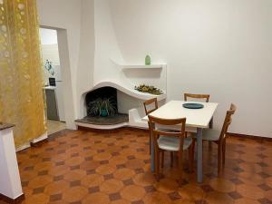une salle à manger avec une table et une cheminée dans l'établissement Casa Elena, à Gonnesa