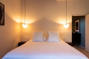 Postel nebo postele na pokoji v ubytování Hôtel La Prison