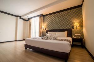 a bedroom with a large bed in a room at De' Garden Hotel, Butterworth in Butterworth