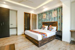 - une chambre avec un grand lit dans l'établissement Hotel Grand LA CASA Near IGI airport, à New Delhi