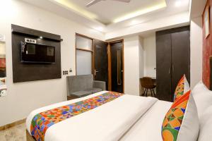 Habitación de hotel con cama y TV en Hotel Grand LA CASA Near IGI airport, en Nueva Delhi