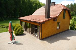 Klevanʼ的住宿－База відпочинку Гаївка котедж，一座带雨伞的小房子的模型