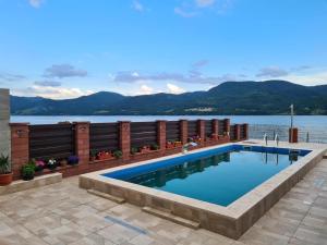 - une piscine avec vue sur l'eau dans l'établissement Casa Alle, à Eşelniţa