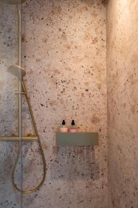 ein Bad mit einer Dusche und einem Waschbecken in der Unterkunft Odit in Brügge