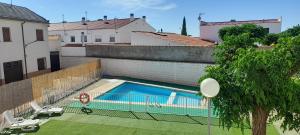 a swimming pool on the side of a building at Casa Airen con jacuzzi in Miguel Esteban
