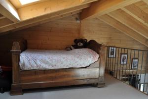 een teddybeer op een bed in een hut bij Ovronnaz, le vieux Mazot in Chamoson