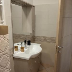 une salle de bain avec un lavabo blanc et un miroir dans l'établissement B&B VILLA RITA, à Silvi Marina