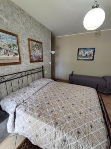 una camera con un grande letto di B&B VILLA RITA a Silvi Marina