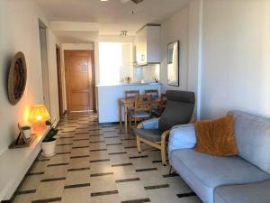 Posezení v ubytování Acogedor apartamento frente al mar con piscina