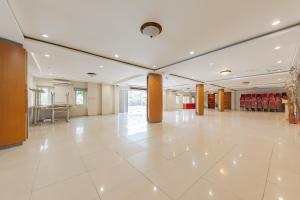 Lobi atau kawasan kaunter penerimaan di Urbanview Hotel Onyx Ketapang by RedDoorz +39 gambar