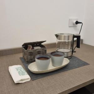 un mostrador con dos tazas de café y una licuadora en Corte Bottura agriturismo, en Castelnuovo del Garda