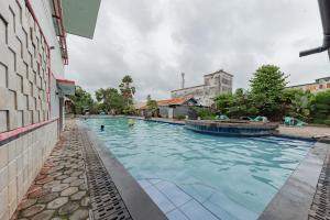 Poolen vid eller i närheten av Urbanview Hotel Onyx Ketapang by RedDoorz