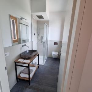 bagno con lavandino e servizi igienici di Corte Bottura agriturismo a Castelnuovo del Garda