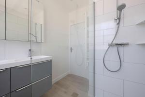 Et badeværelse på Maison à 350m du centre de Pornic pour 6 + 23 billeder