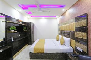 Habitación de hotel con cama y TV en Hotel Grand LA CASA Near IGI airport en Nueva Delhi