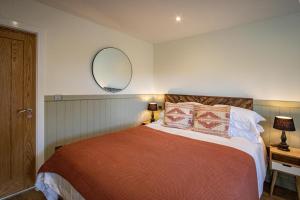 Lake District Woodland Pods - Winster, Bowness-on-Windermere客房内的一张或多张床位