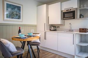 Lake District Woodland Pods - Winster, Bowness-on-Windermere的厨房或小厨房