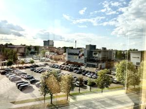 - une vue sur un parking avec des voitures dans l'établissement Central, à Panevėžys