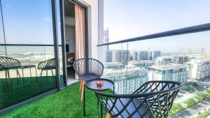 Balkón nebo terasa v ubytování STAY BY LATINEM Luxury 2BR Holiday Home W1704 near Burj Khalifa