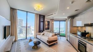 Posezení v ubytování STAY BY LATINEM Luxury 2BR Holiday Home W1704 near Burj Khalifa