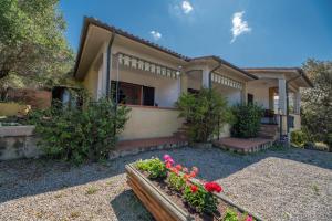 a house with flowers in front of it at Casa Luppoli in Portoferraio