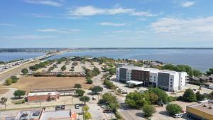 una vista aérea de una ciudad con un cuerpo de agua en Holiday Inn Express & Suites Garland E - Lake Hubbard I30, an IHG Hotel en Garland