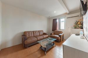 Ruang duduk di Urbanview Hotel Onyx Ketapang by RedDoorz