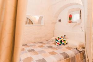 - une petite chambre avec un lit et une fenêtre dans l'établissement Casa Micaela, à Noci