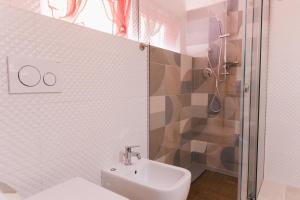 La salle de bains est pourvue d'une douche, de toilettes et d'un lavabo. dans l'établissement Casa Micaela, à Noci