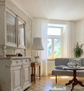 ein Wohnzimmer mit einem Sofa und einem Tisch in der Unterkunft Appartment Chupferschmied - Wohlfühlen im Altstadtambiente in Schopfheim