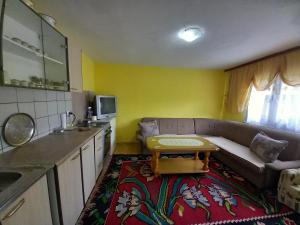 een woonkamer met een bank en een tafel bij Kuća na selu-Mutvak- in Visoko
