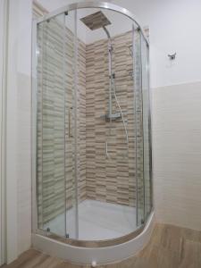 una doccia con cabina in vetro in bagno di Palma Residence - Villino LA QUERCIA a Marco Simone