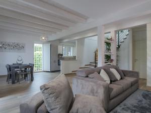 un soggiorno con divano e tavolo di Palma Residence - Villino LA QUERCIA a Marco Simone