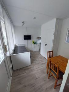 Ferienbungalows am Wolziger See的电视和/或娱乐中心